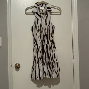 Sleeveless collard and button front dress